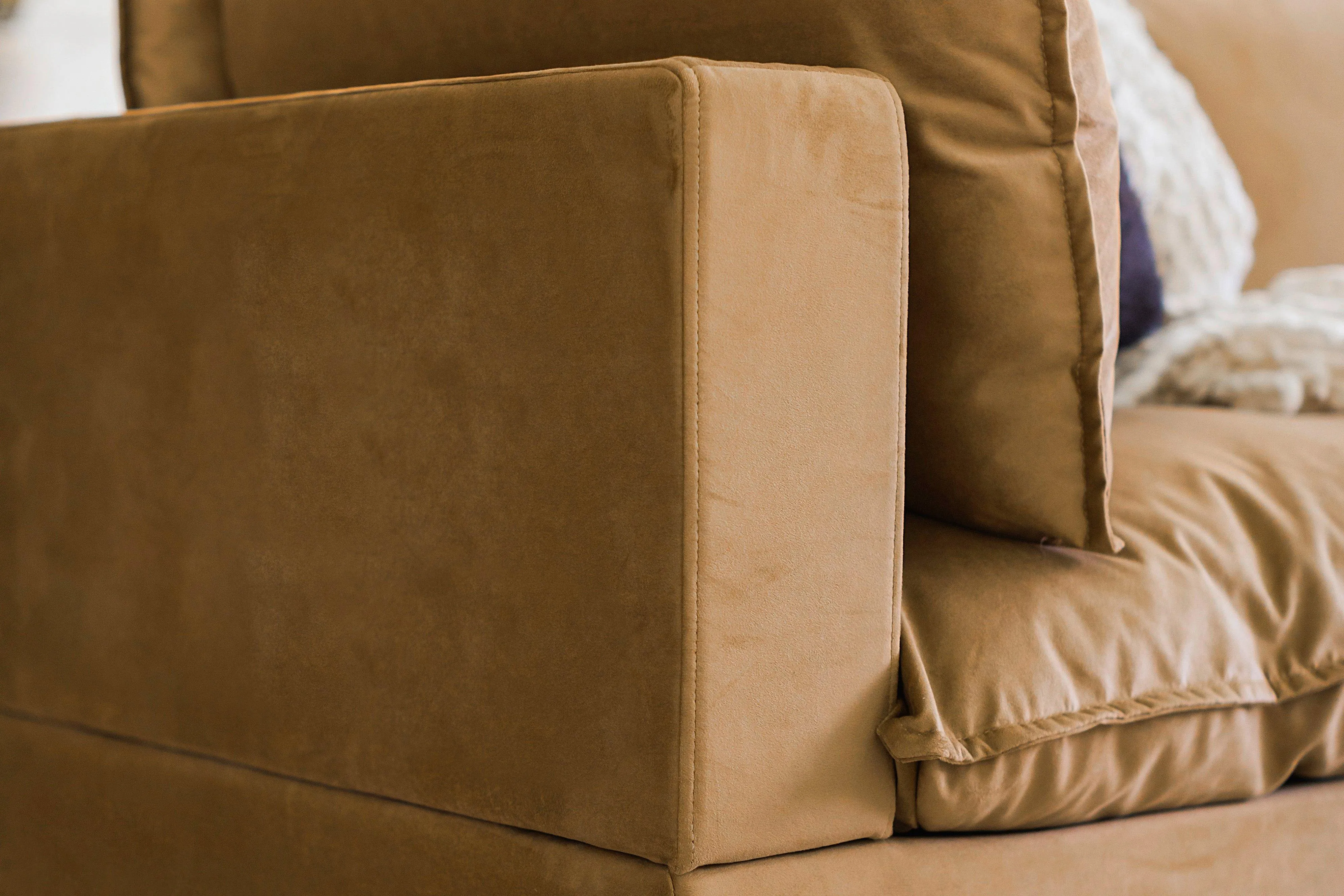 Kova Box Cushion Sofa 122"